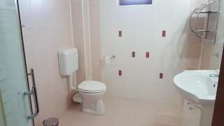Гостевой дом Pensiunea Alegria Эфорие-Норд Трехместный номер с ванной комнатой-4